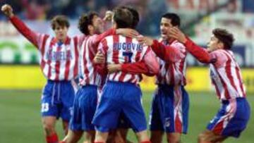 Jugovic, felicitado por su equipo tras hacer un ante la Real Sociedad en eliminatoria europea en la 1998-99.