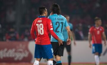 ¿Héroe o villano? Gonzalo Jara fue protagonista en el 1-0 ante Uruguay por la Copa América de este año. Su dedo a Edinson Cavani pasó a la historia.
