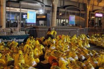 Bolsas de los corredores sin reclamar en la maratón.