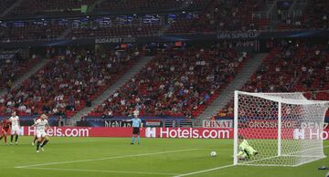 0-1. Lucas Ocampos marcó el primer gol de penalti.