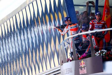 Dani Pedrosa celebra su victoria, junto a Jorge Lorenzo, tercero.