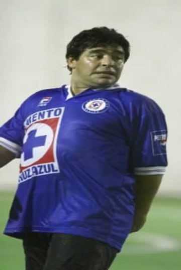 Otra playera de clubes mexicanos que portó fue la de Cruz Azul, en especial la "10" de su amigo el Matute Morales