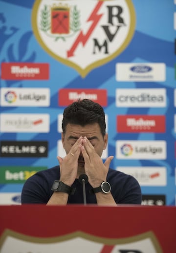 Una de las figuras más emblemáticas del Rayo Vallecano vivió una de las despedidas más amargas del fútbol profesional. Míchel, rayista hasta la medula, abandonó por la puerta de atrás el banquillo de su equipo de toda la vida y entró en una guerra jurídica con la propiedad del club por parte de su salario.