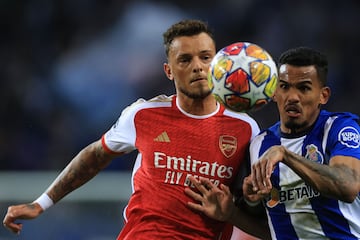 Arsenal's English defender #04 Ben White vies with FC Porto's Brazilian midfielder #13 Wenderson Galeno (R) during the UEFA Champions League last 16 first leg football match between FC Porto and Arsenal FC at the Dragao stadium in Porto on February 21, 2024. (Photo by PATRICIA DE MELO MOREIRA / AFP)