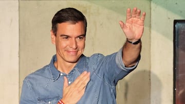 Spain's Socialist leader and Prime Minister Pedro Sanchez, salutes his supporters during the general election, in Madrid, Spain, July 23, 2023. REUTERS/Nacho Doce