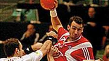 DEFENSA AGRESIVA. El capitán Olalla y el extremo Hernández frenan al gigante suizo Gautschi.