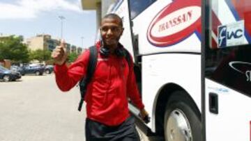 Yacine Brahimi, a punto de subirse al autocar del Granada.