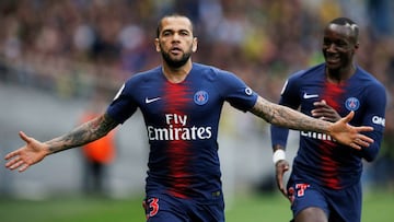 Dani Alves celebra su gol durante un Nantes-PSG de la Ligue 1.