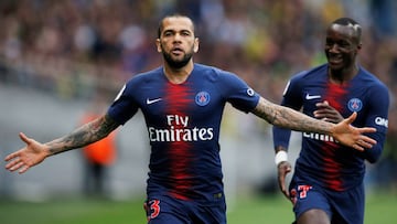 Dani Alves celebra su gol durante un Nantes-PSG de la Ligue 1. 