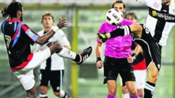 <b>EMPATE Y MEJORÍA. </b>Al Racing se le vio otro talante y logró rehacerse del gol que marcó el Parma, obra del ex racinguista Marqués.