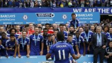 El Chelsea defiende el título celebrado con efusividad por Drogba, que ya no está.