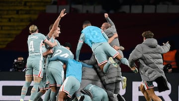 Atletico Madrid's Norwegian forward #09 Alexander Sorloth (2l) and teammaters celebrate after scoring their second goal during the Spanish league football match between FC Barcelona and Club Atletico de Madrid at the Estadi Olimpic Lluis Companys in Barcelona on December 21, 2024. (Photo by Josep LAGO / AFP)