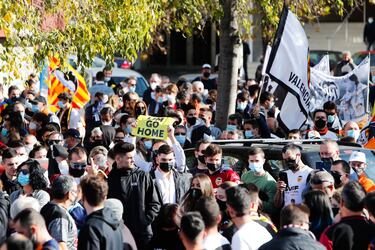 La afici¨®n del Valencia se manifiesta: 'Lim go home'