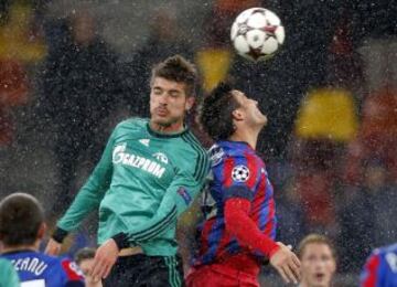 El jugador del Schalke 04 Roman Neustaedter (i) disputa el balón con Federico Piovaccari (d), durante un partido del grupo E de la Liga de Campeones, en el estadio National Arena de Bucarest (Rumania).