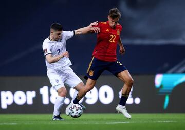 Marcos Llorente pugna por un balón.