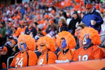 Los pelochos haciendo un descanso y disfrutando del partido de los Broncos.