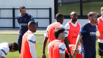 Baraja supervisa un entrenamiento del Valencia.