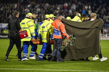 Tras el golpe, Etiene Vaessen se desploma conmocionado sobre el césped. Las asistencias médicas saltaron de inmediato al terreno de juego para atender al guardameta  del RKC Waalwijk.