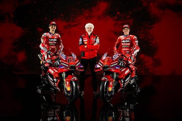 Dall¡¯Igna, director general de Ducati Corse, junto a Francesco Bagnaia y Marc M¨¢rquez durante la presentaci¨®n de la Ducati Desmosedici GP25.