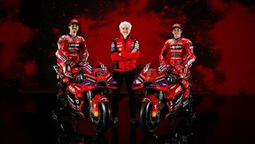 Dall’Igna junto a Francesco Bagnaia y Marc Márquez durante la presentación de la Ducati Desmosedici GP25.