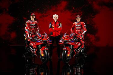 Dall’Igna, director general de Ducati Corse, junto a Francesco Bagnaia y Marc Márquez durante la presentación de la Ducati Desmosedici GP25.