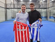De Marcos y Xabi Prieto posan para AS con las camisetas de sus equipos del alma.
