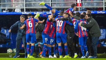 El Eibar celebra el 1-0 al Atlético.