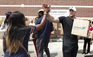 Hacia finales de agosto, el suroeste de Texas en general, y Houston en particular, recibió un golpe de proporciones épicas con la llegada del huracán Harvey. Durante cuatro días, el meteoro dejó más de un metro de lluvias, inundaciones, caos, más de 30,000 personas afectadas y daños por encima de los 200,000 millones de dólares.   Y mientras otros jugadores se alistaban para el inicio de temporada o utilizaban sus redes sociales para reñir con compañeros y rivales, exigir aumentos salariales o compartir memes, J.J. Watt utilizó ese medio como una forma de ayuda. El resultado: Más de 37 millones de dólares recaudados para ayudar a los damnificados.   No todos los héroes usan capa. Aunque Watt no se vería mal con una.