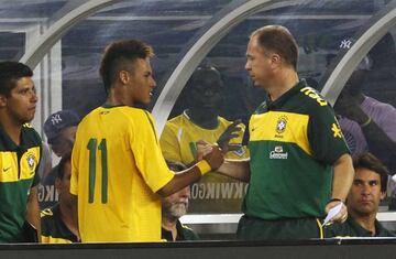 Mano Menezes felicita a Neymar tras sustituirle en su debut con la selecci&oacute;n de Brasil con 18 a&ntilde;os.
