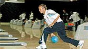 <b>BUEN ESTILO</B>. Los jugadores se relajaron jugando a los bolos y el inglés mostró muy buenas maneras.