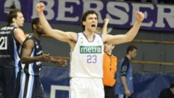 <b>SIN DESCANSO. </b>Llull jugó 42 minutos por las bajas por lesión de Raúl López y Pepe Sánchez.