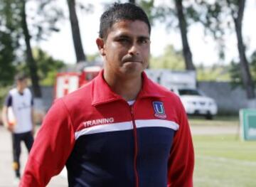 Terminó distanciado con Héctor Tapia después de ser su asistente en Colo Colo por un largo período. En La Calera hace sus primeras armas como técnico en jefe.