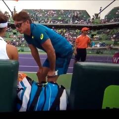 Encontronazo entre Muguruza y su entrenador en el partido