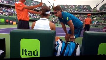 Encontronazo entre Muguruza y su entrenador en el partido