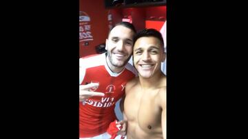 Alexis enciende el camarín del Arsenal en la celebración