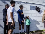 Imagen del descubrimiento de la placa en memoria de Ochotorena.