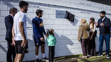 Imagen del descubrimiento de la placa en memoria de Ochotorena.