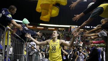 La MVP Breanna Stewart sale del KeyArena despu&eacute;s del triunfo de las Storm ante las Mystics en el primer partido de las Finales WNBA.