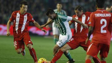 Ceballos y Krychowiak, en el último derbi en Heliópolis.
