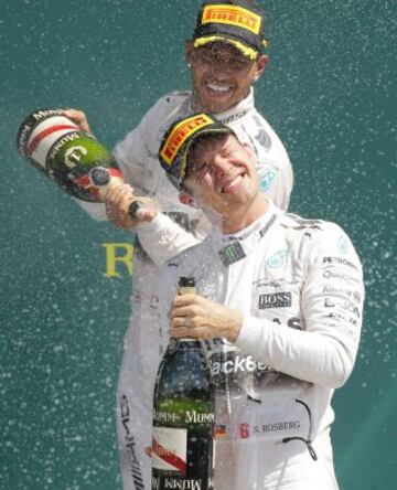 Lewis Hamilton celebra la victoria en el podio con su compañero Nico Rosberg, segundo.