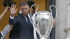 Sergio Ramos, con el trofeo de la 11ª Copa de Europa del Real Madrid, en el balcón del Ayuntamiento durante la celebración de la Champions de 2016.