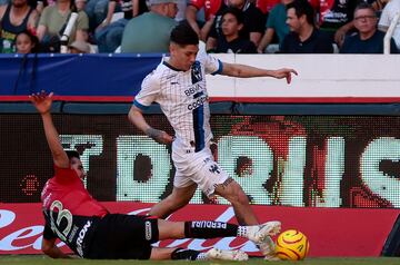 Atlas' defender Gaddi Aguirre (L) and Monterrey's defender Gerardo Arteaga fight for the ball during the Mexican Clausura tournament football match between Atlas and Monterrey at the Jalisco Stadium in Guadalajara, Jalisco State, Mexico, on March 17, 2024. (Photo by ULISES RUIZ / AFP)