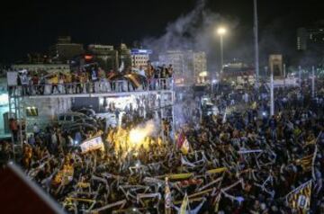 Fanáticos del equipo Galatasaray celebran, la Superliga de Campeones de Turquía, en Estambul (Turquía). El Galatasaray logró su vigésimo título de campeón de la Liga turca, tras el empate (2-2) cosechado hoy por el Fenerbahce, segundo clasificado, en su visita al campo del Istanbul Basaksehir. 