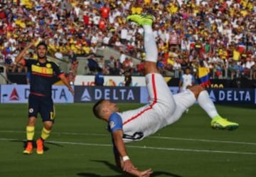 El jugador de Estados Unidos, Clint Dempsey, remata de chilena contra Colombia en la Copa América Centenario de 2016.
