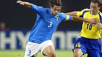 <b>ADIÓS AL "3" DE ITALIA</b>. Maldini anuncia que no vestirá más la camiseta de la selección italiana. Su carrera continúa en el Milán, fiel a su esposa. En San Siro todavía gozarán con su calidad, se elegancia... con tantas cosas...
