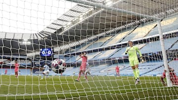 Varane y Courtois se lamentan tras el 1-0 marcado por Sterling.