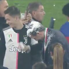 Cuadrado y su tradición: Vuelve a bañar a Allegri con espuma