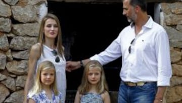 Los Príncipes de Asturias, Felipe de Borbón y Letizia Ortiz, junto a sus hijas las infantas Leonor (c) y Sofía (i) en La Granja de Esporles en la sierra de Tramuntana, en Mallorca.