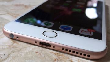 Se gasta miles de d車lares en modificar su iPhone 7 para tener conector de audio