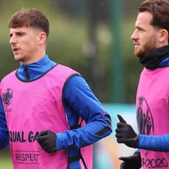 Inglaterra aísla a Mount y Chilwell